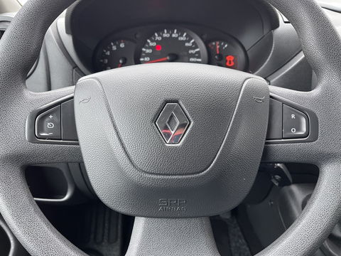 Renault Master T35 2.3 dCi 130pk L2H2 bpm vrij / euro 6 diesel / vaste prijs rijklaar € 19.950 ex btw / DC 7 persoons / zilver metallic / trekhaak 2500 kg / airco / cruise / navigatie