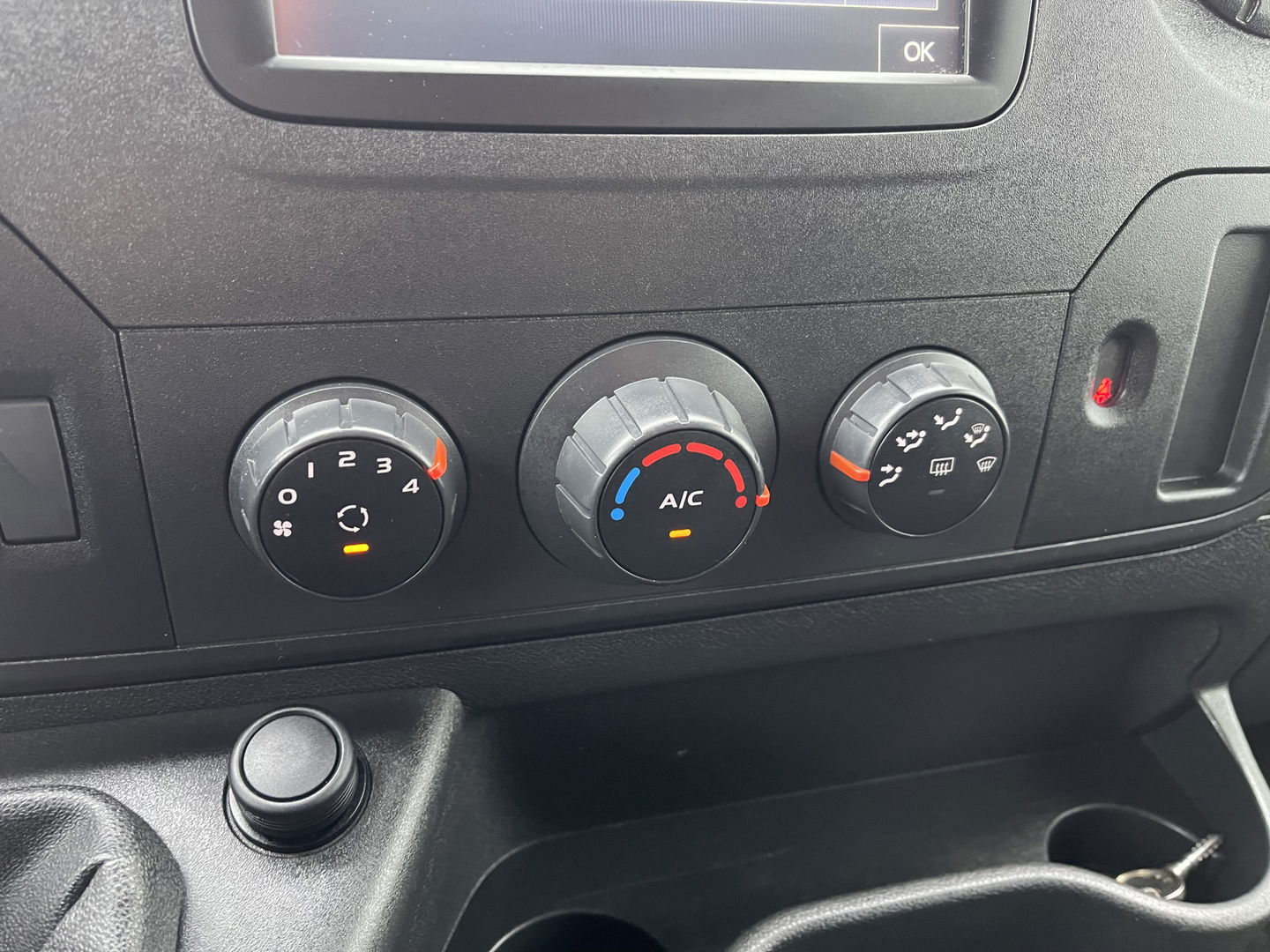 Renault Master T35 2.3 dCi 130pk L2H2 bpm vrij / euro 6 diesel / vaste prijs rijklaar € 19.950 ex btw / DC 7 persoons / zilver metallic / trekhaak 2500 kg / airco / cruise / navigatie