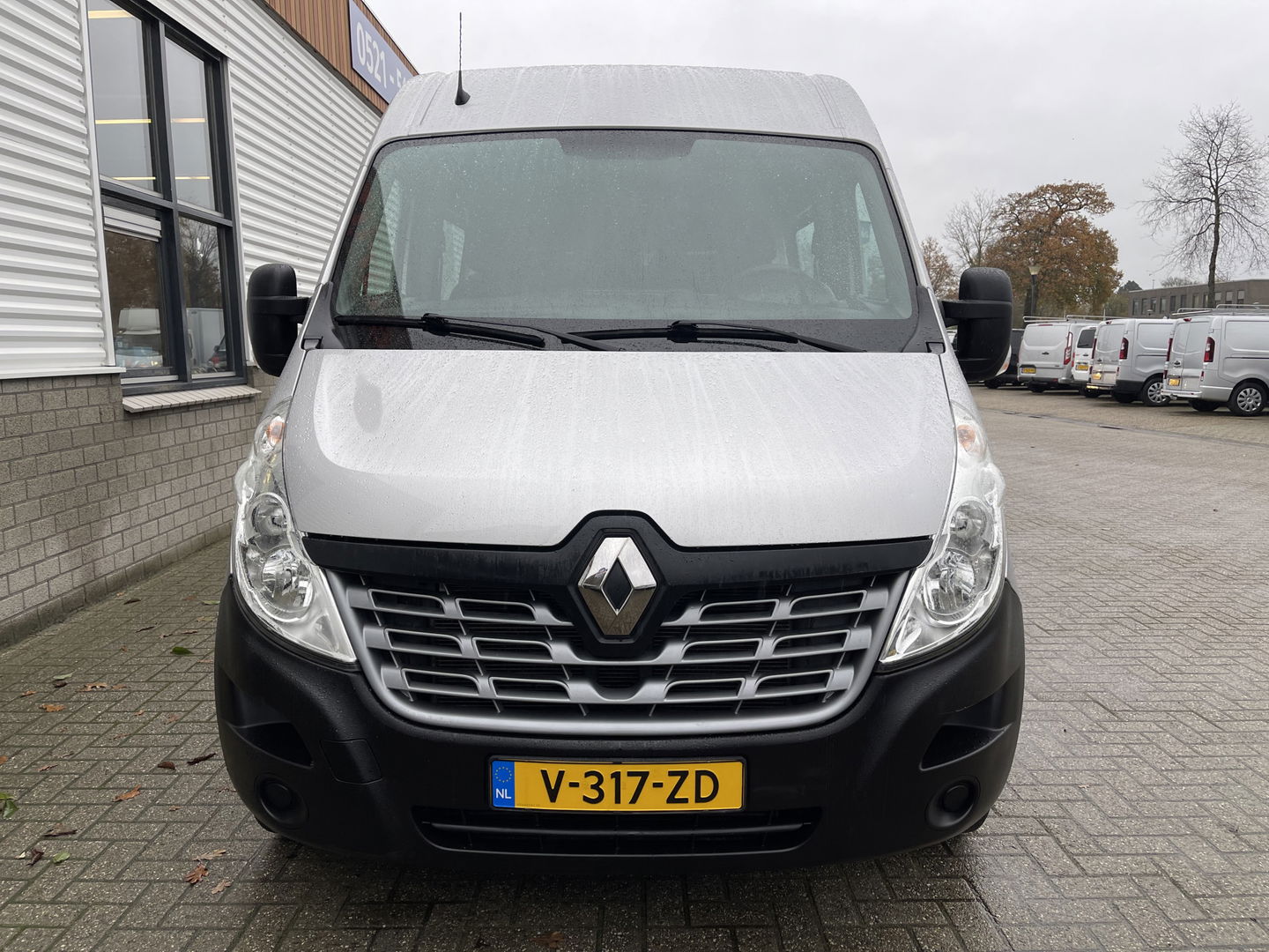Renault Master T35 2.3 dCi 130pk L2H2 bpm vrij / euro 6 diesel / vaste prijs rijklaar € 19.950 ex btw / DC 7 persoons / zilver metallic / trekhaak 2500 kg / airco / cruise / navigatie