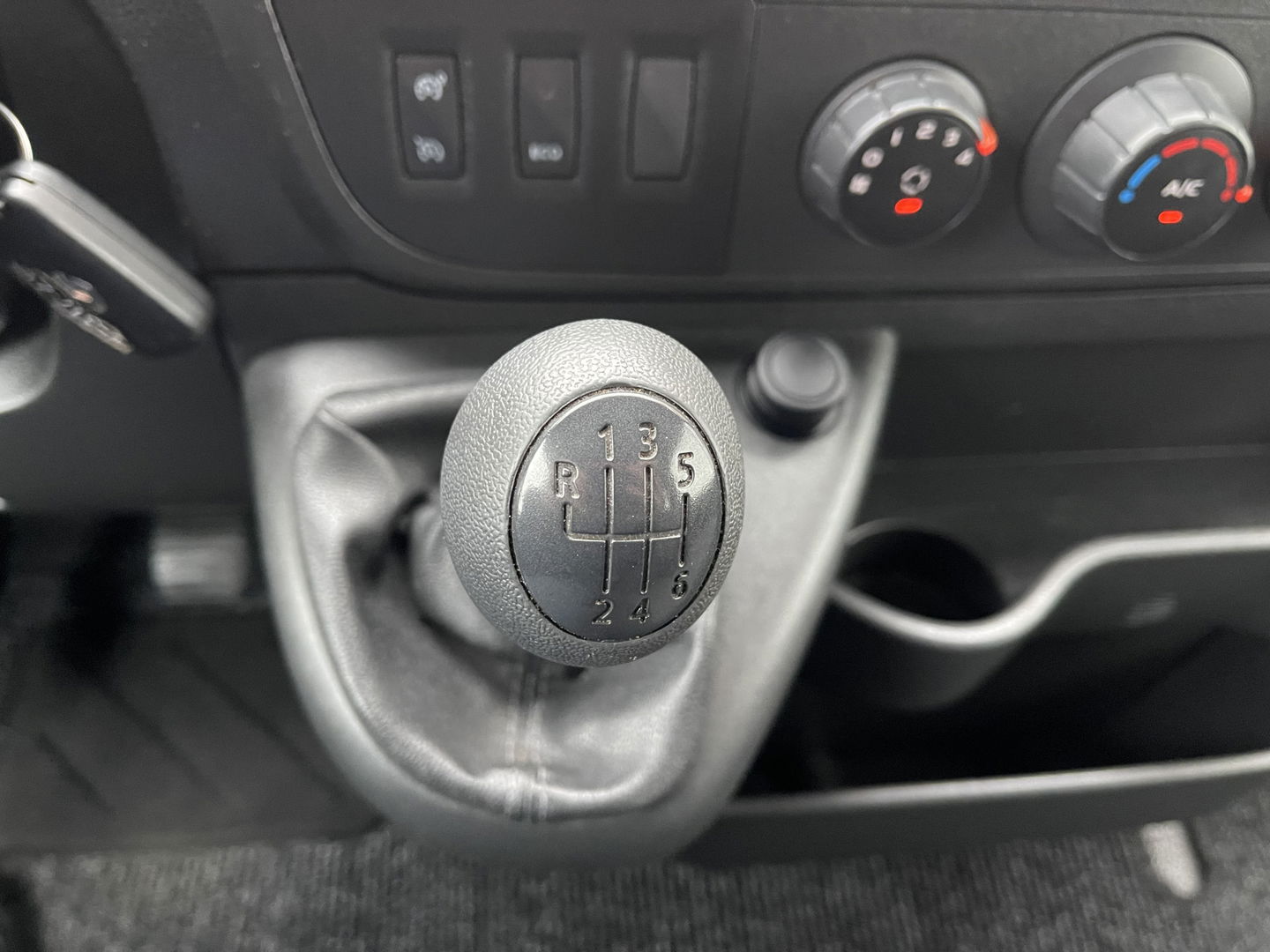 Renault Master T35 2.3 dCi 130pk L2H2 bpm vrij / euro 6 diesel / vaste prijs rijklaar € 19.950 ex btw / DC 7 persoons / zilver metallic / trekhaak 2500 kg / airco / cruise / navigatie