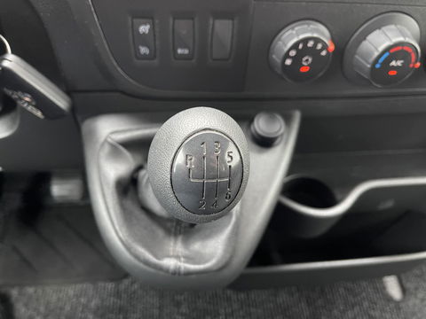 Renault Master T35 2.3 dCi 130pk L2H2 bpm vrij / euro 6 diesel / vaste prijs rijklaar € 19.950 ex btw / DC 7 persoons / zilver metallic / trekhaak 2500 kg / airco / cruise / navigatie