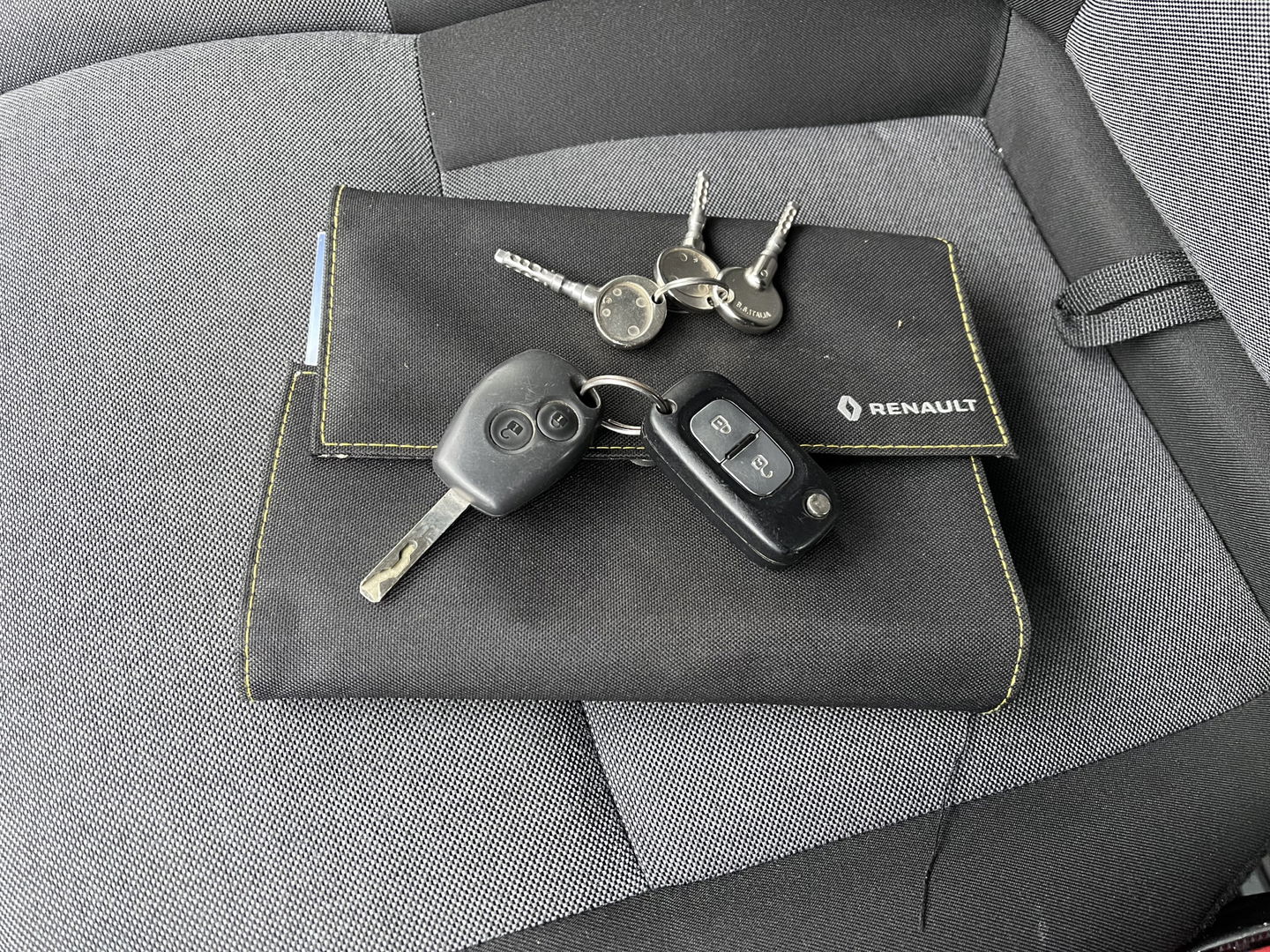 Renault Master T35 2.3 dCi 130pk L2H2 bpm vrij / euro 6 diesel / vaste prijs rijklaar € 19.950 ex btw / DC 7 persoons / zilver metallic / trekhaak 2500 kg / airco / cruise / navigatie