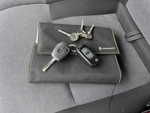 Renault Master T35 2.3 dCi 130pk L2H2 bpm vrij / euro 6 diesel / vaste prijs rijklaar € 19.950 ex btw / DC 7 persoons / zilver metallic / trekhaak 2500 kg / airco / cruise / navigatie