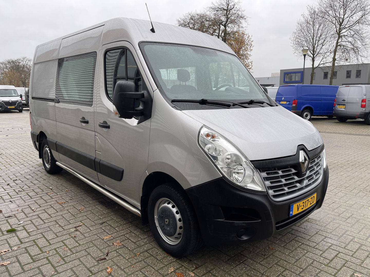 Renault Master T35 2.3 dCi 130pk L2H2 bpm vrij / euro 6 diesel / vaste prijs rijklaar € 19.950 ex btw / DC 7 persoons / zilver metallic / trekhaak 2500 kg / airco / cruise / navigatie