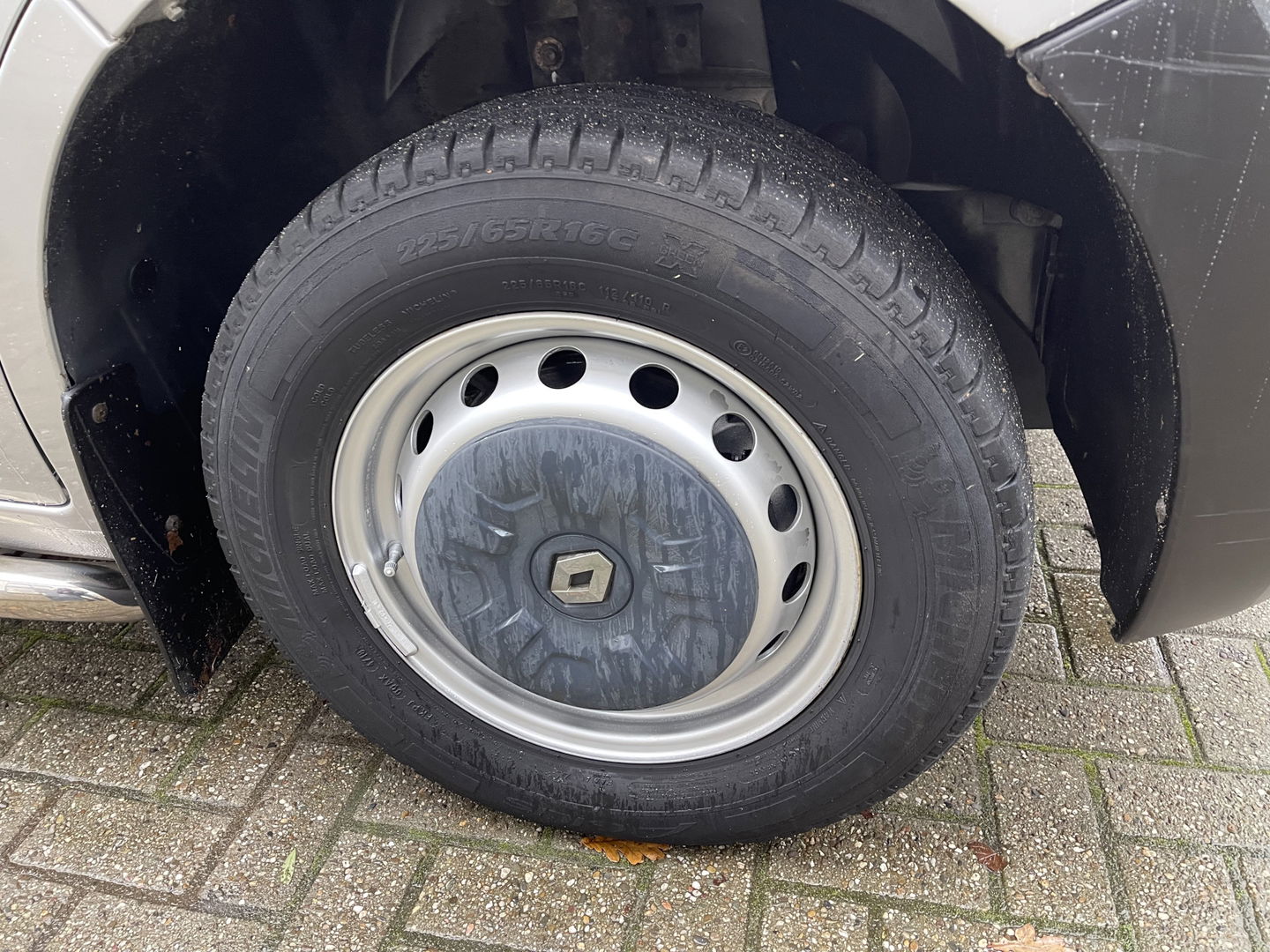 Renault Master T35 2.3 dCi 130pk L2H2 bpm vrij / euro 6 diesel / vaste prijs rijklaar € 19.950 ex btw / DC 7 persoons / zilver metallic / trekhaak 2500 kg / airco / cruise / navigatie