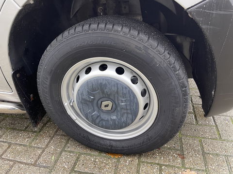 Renault Master T35 2.3 dCi 130pk L2H2 bpm vrij / euro 6 diesel / vaste prijs rijklaar € 19.950 ex btw / DC 7 persoons / zilver metallic / trekhaak 2500 kg / airco / cruise / navigatie