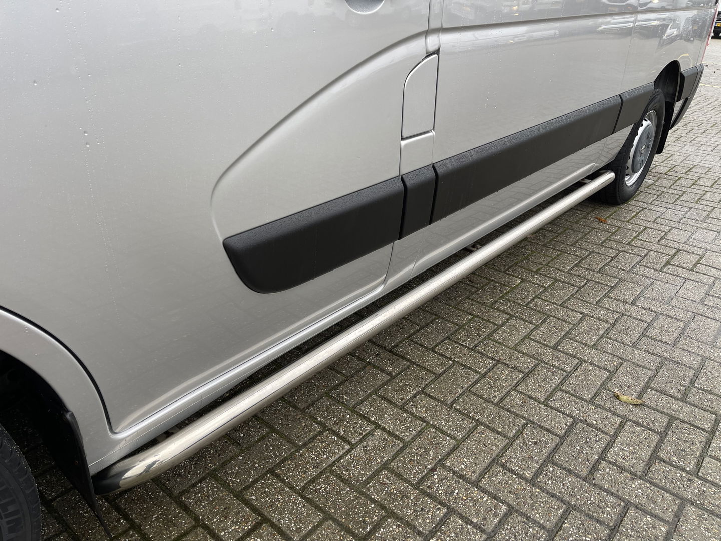 Renault Master T35 2.3 dCi 130pk L2H2 bpm vrij / euro 6 diesel / vaste prijs rijklaar € 19.950 ex btw / DC 7 persoons / zilver metallic / trekhaak 2500 kg / airco / cruise / navigatie