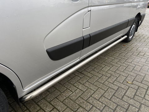 Renault Master T35 2.3 dCi 130pk L2H2 bpm vrij / euro 6 diesel / vaste prijs rijklaar € 19.950 ex btw / DC 7 persoons / zilver metallic / trekhaak 2500 kg / airco / cruise / navigatie