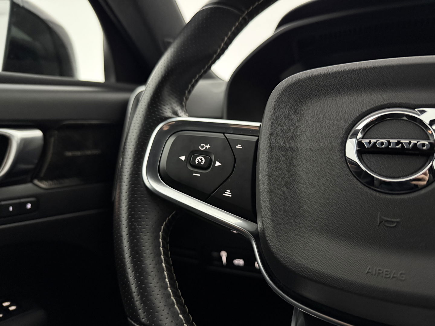 Volvo XC40 1.5 T5 Recharge R-Design | SOH 82% | Sfeer | Virtual | H/K | Camera | Memory | Trekh. | Stoel/Stuurverw. | Keyless | NAP