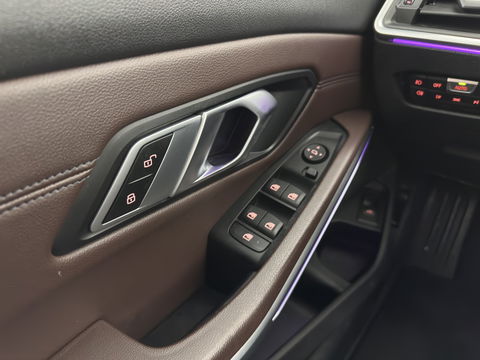 BMW 3-serie 320d High Executive Edition (INCL.BTW) *LUXURY-LEATHER | FULL-LED | DIGI-COCKPIT | HEATED-SPORTSEATS | HIFI-SOUND | NAVI-FULLMAP | KEYLESS | CAMERA | PRIVACY-GLASS | SHIFT-PADDLES | DAB+ | ECC | PDC | CRUISE | 19''ALU*