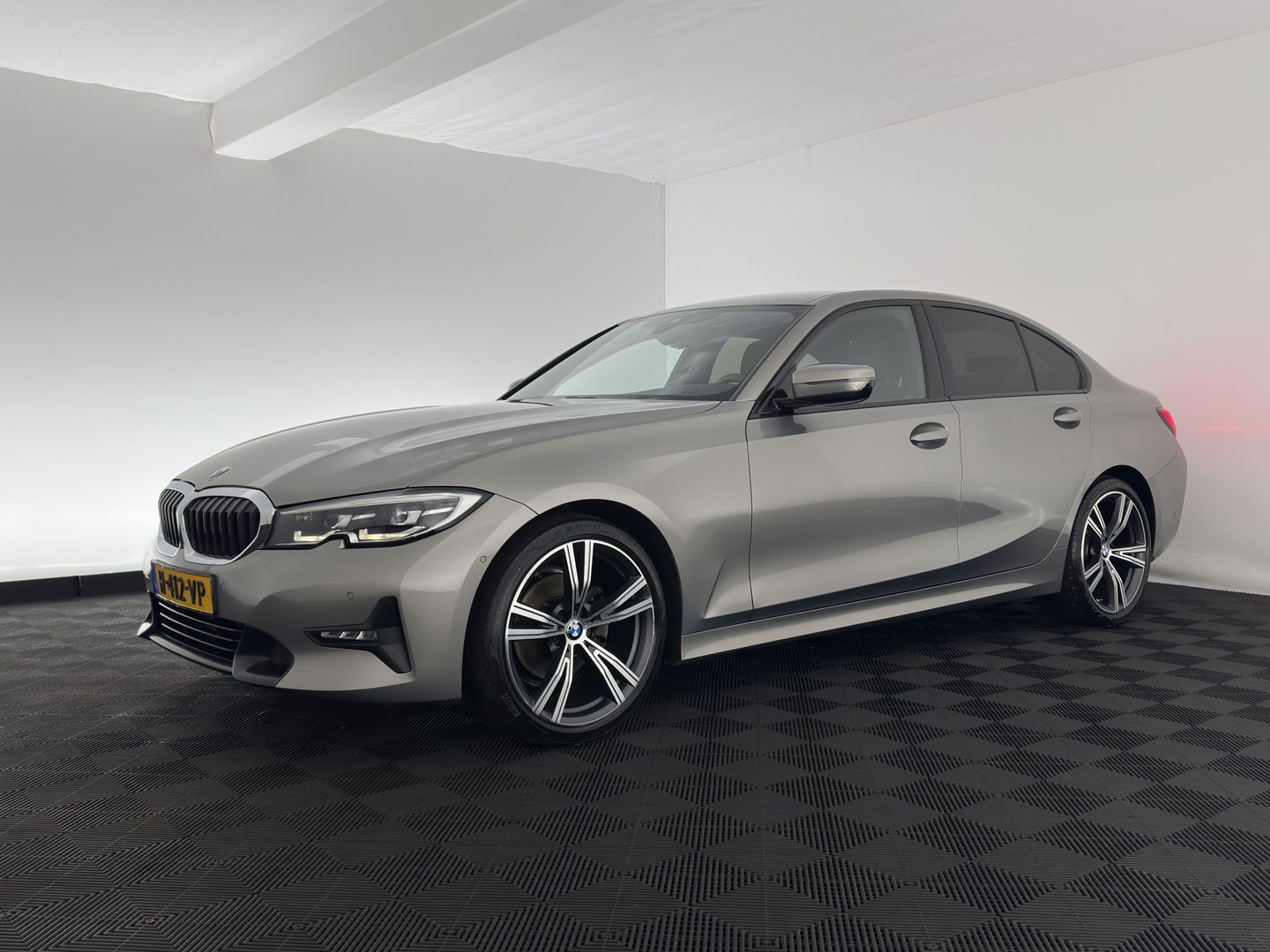 BMW 3-serie 320d High Executive Edition (INCL.BTW) *LUXURY-LEATHER | FULL-LED | DIGI-COCKPIT | HEATED-SPORTSEATS | HIFI-SOUND | NAVI-FULLMAP | KEYLESS | CAMERA | PRIVACY-GLASS | SHIFT-PADDLES | DAB+ | ECC | PDC | CRUISE | 19''ALU*