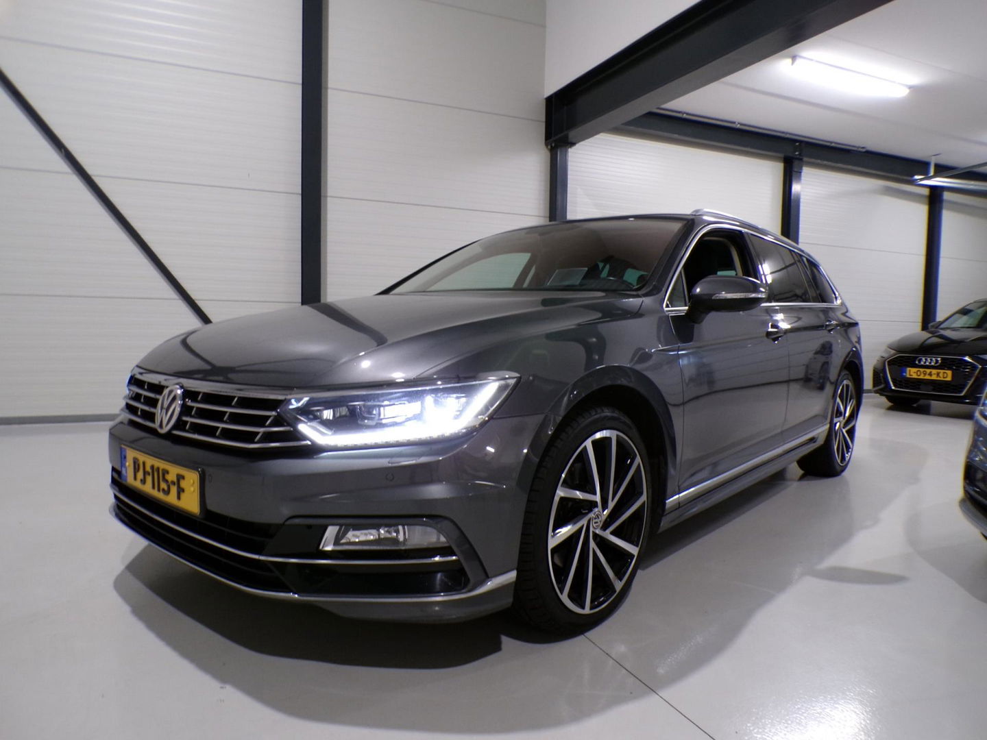 Volkswagen Passat Variant 1.4 TSI Highline Business R-Line "Origineel NL!" Automaat! Apple-Carplay Xenon 19"Velgen Adaptive-cruise