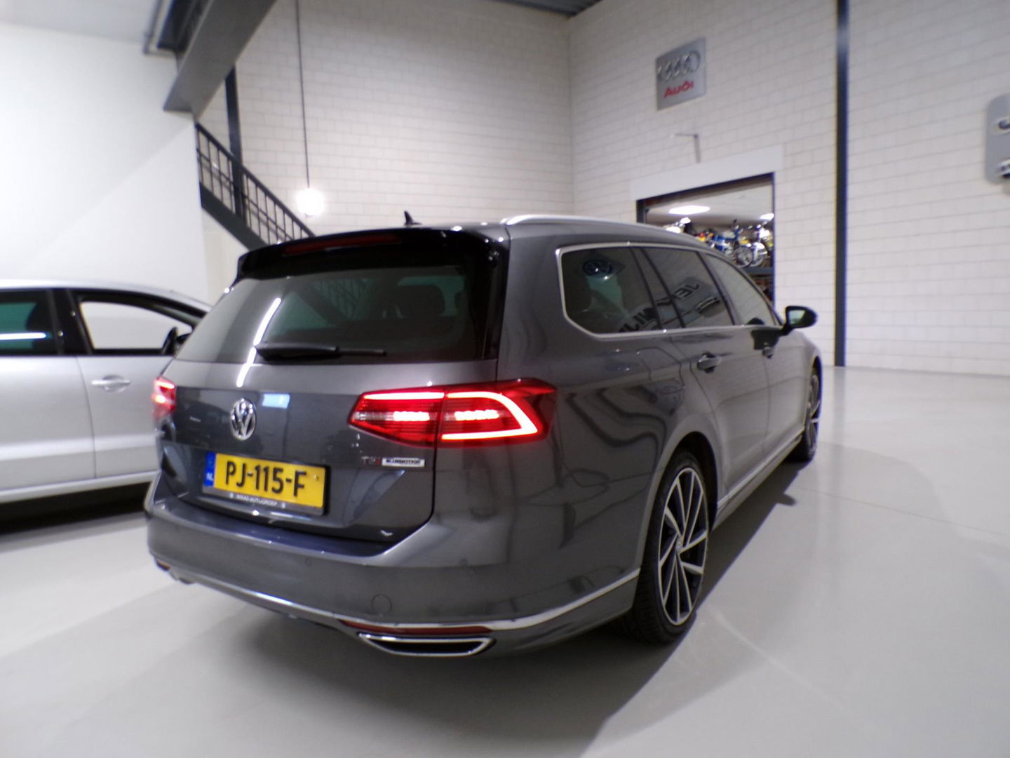 Volkswagen Passat Variant 1.4 TSI Highline Business R-Line "Origineel NL!" Automaat! Apple-Carplay Xenon 19"Velgen Adaptive-cruise