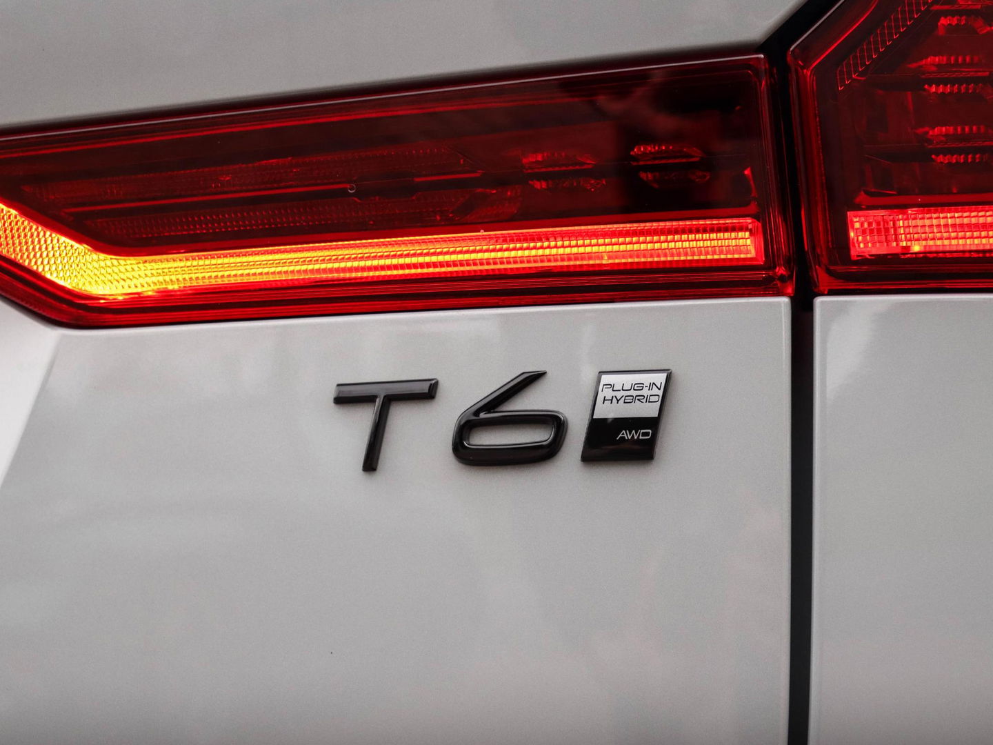 Volvo XC60 2.0 T6 Plug-in hybrid AWD Plus Dark