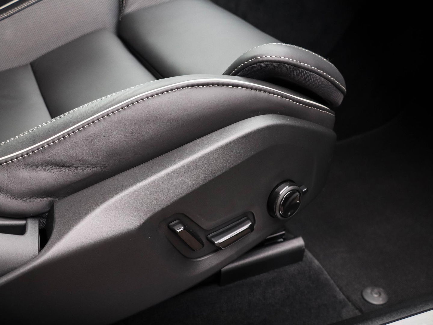 Volvo XC60 2.0 T6 Plug-in hybrid AWD Plus Dark