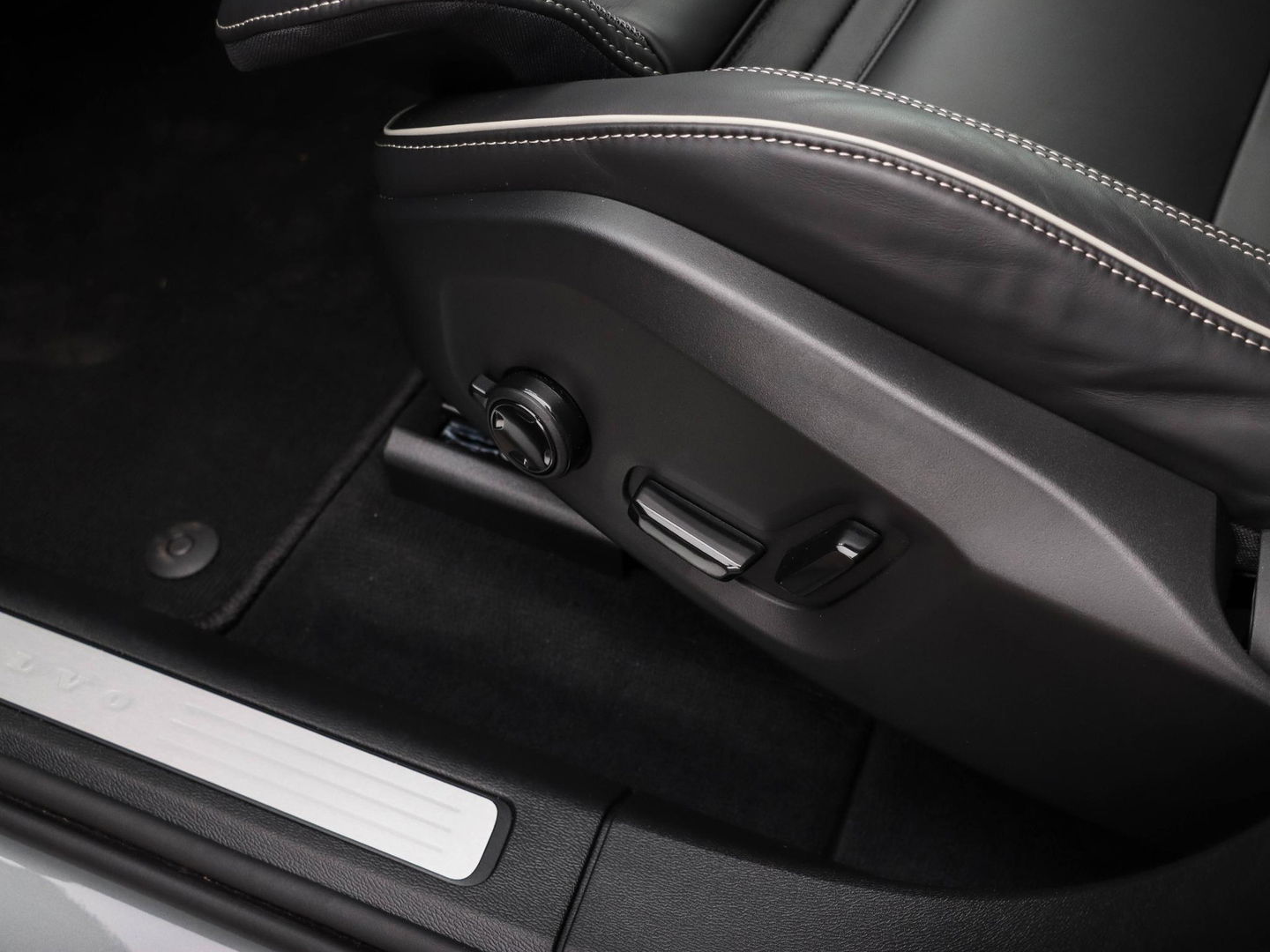 Volvo XC60 2.0 T6 Plug-in hybrid AWD Plus Dark