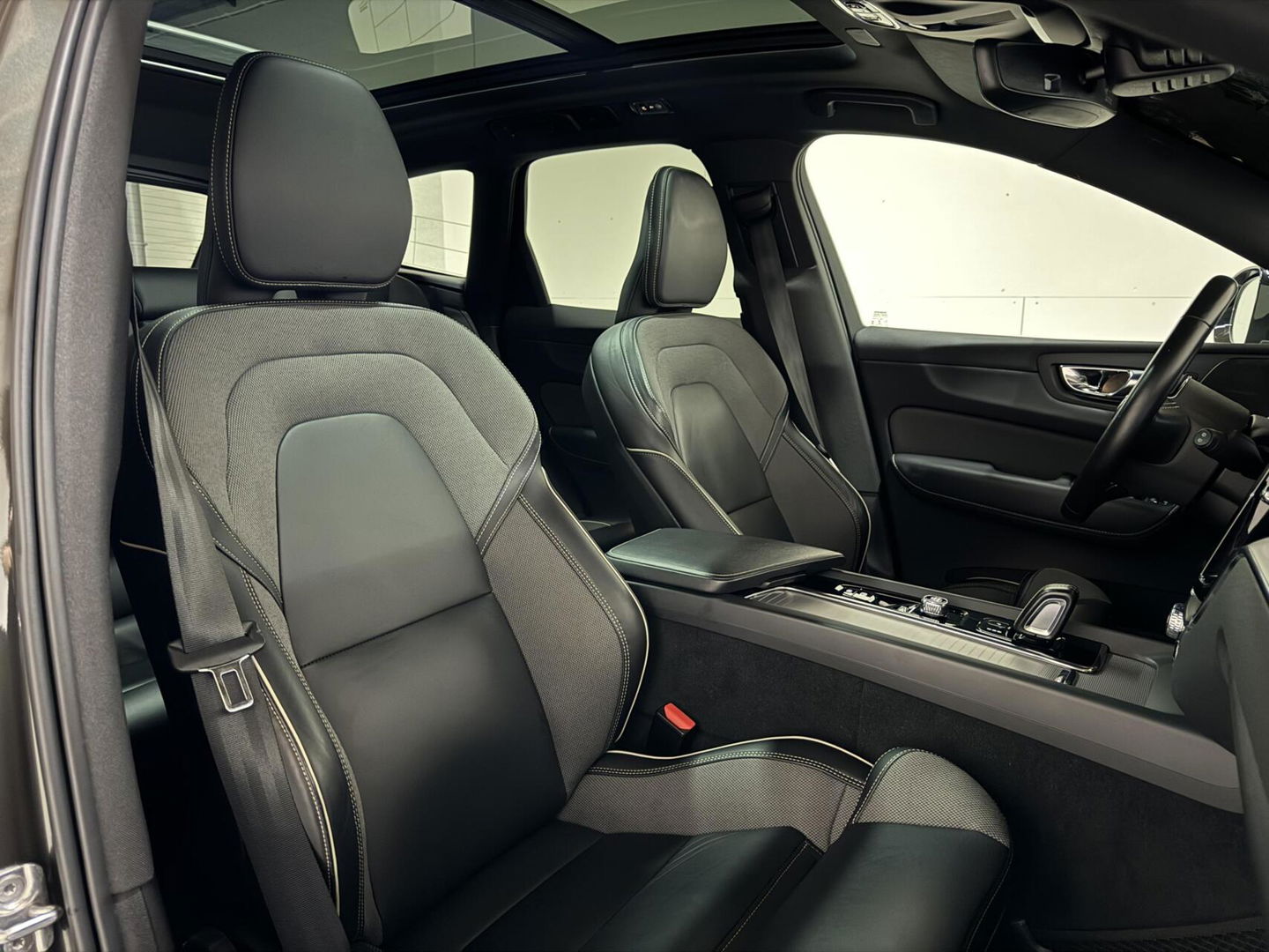 Volvo XC60 2.0 Recharge T6 AWD Ultimate Dark Pano H/D 360° HUD Trekh.