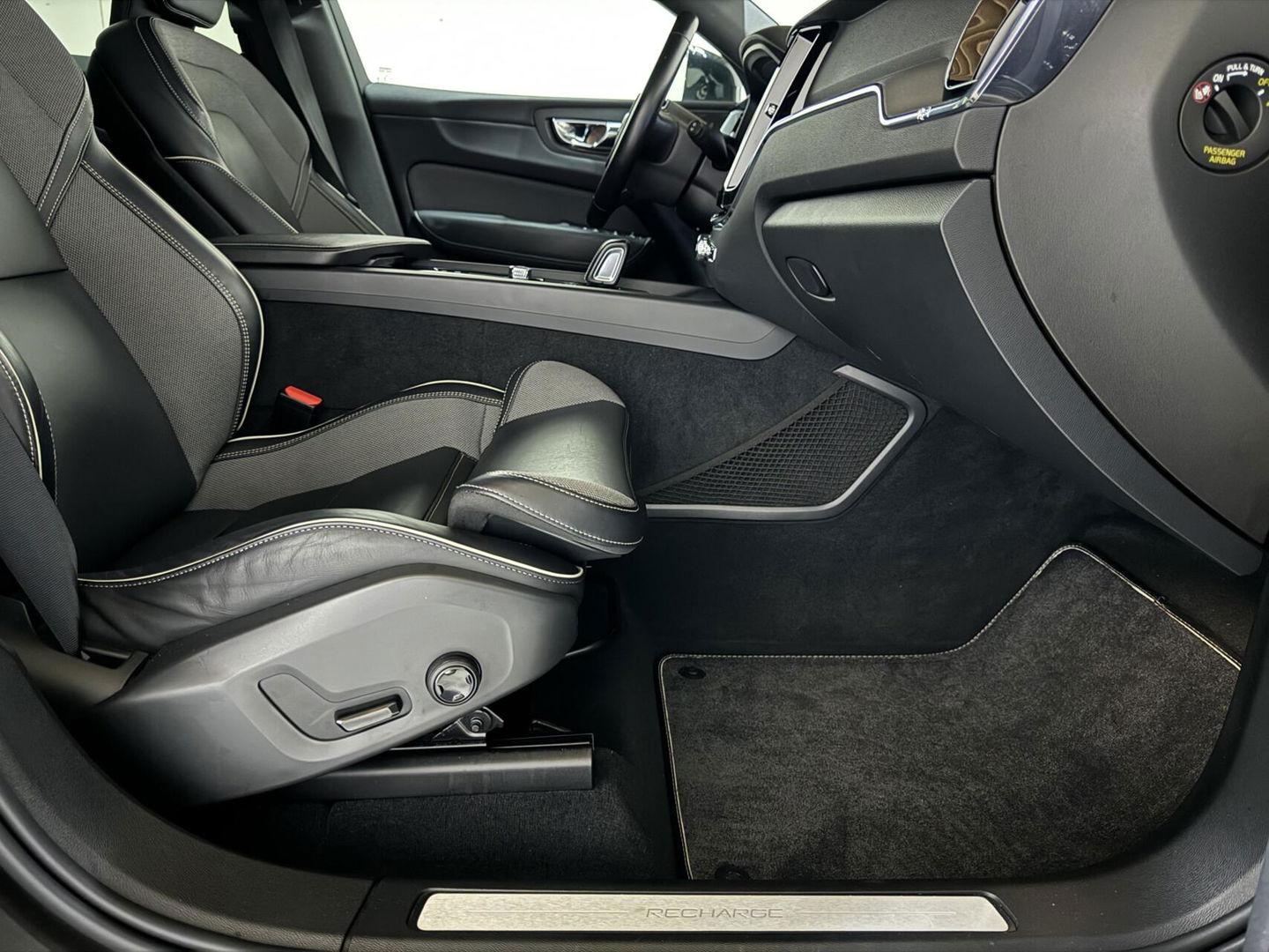 Volvo XC60 2.0 Recharge T6 AWD Ultimate Dark Pano H/D 360° HUD Trekh.