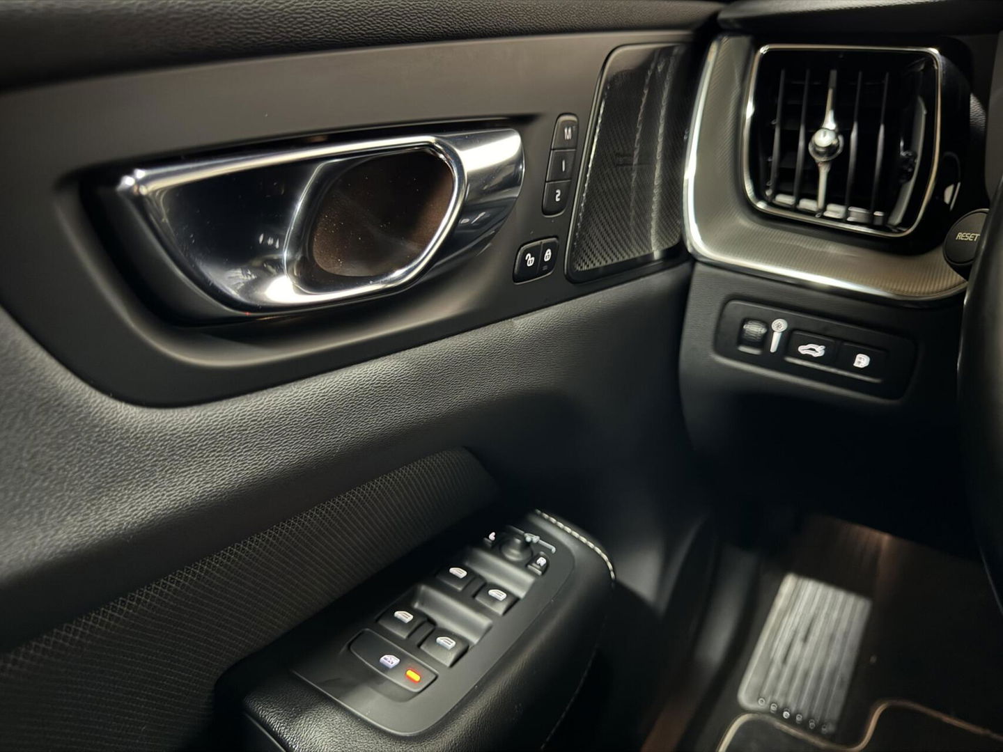 Volvo XC60 2.0 Recharge T6 AWD Ultimate Dark Pano H/D 360° HUD Trekh.