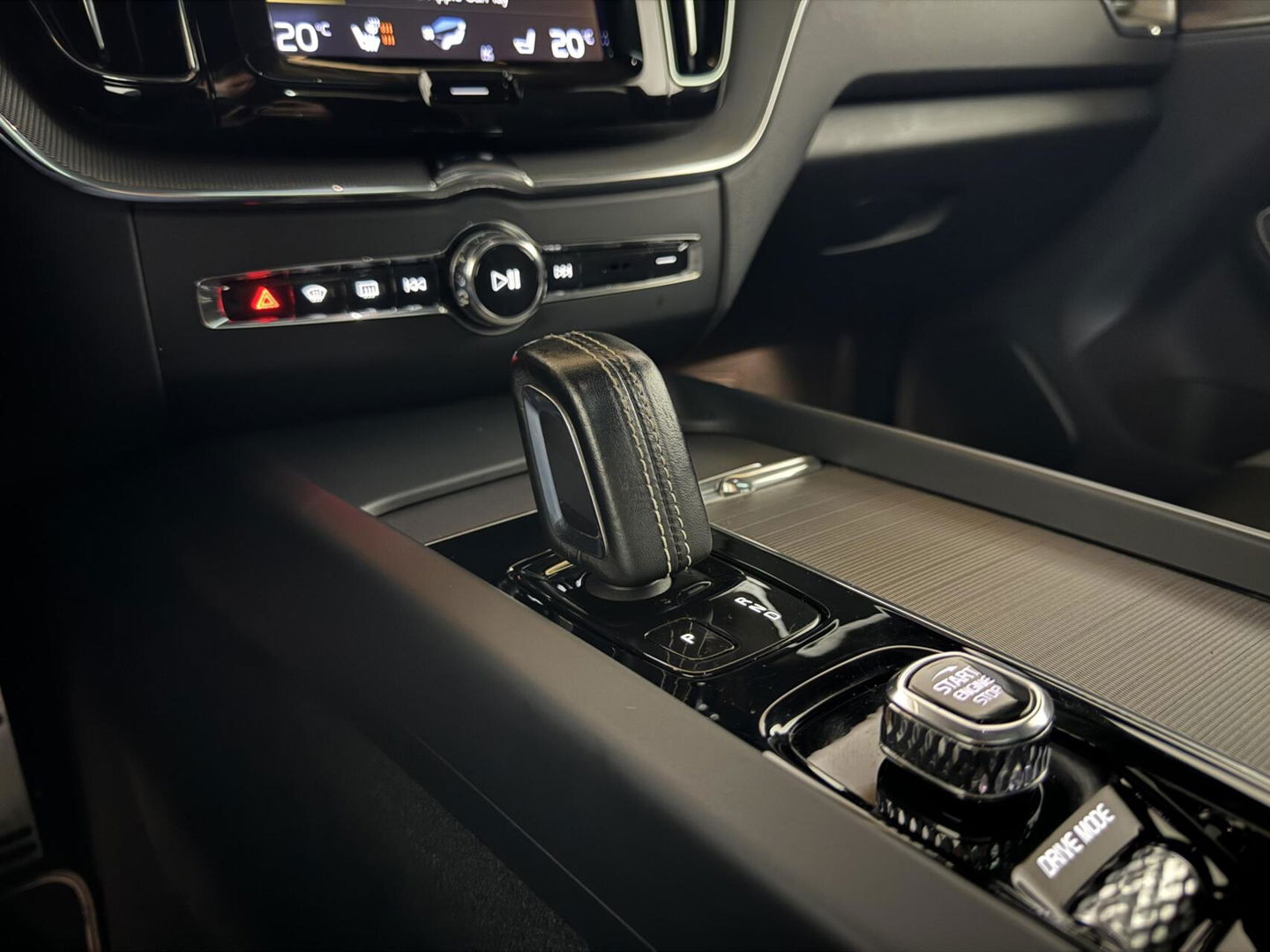 Volvo XC60 2.0 Recharge T6 AWD Ultimate Dark Pano H/D 360° HUD Trekh.