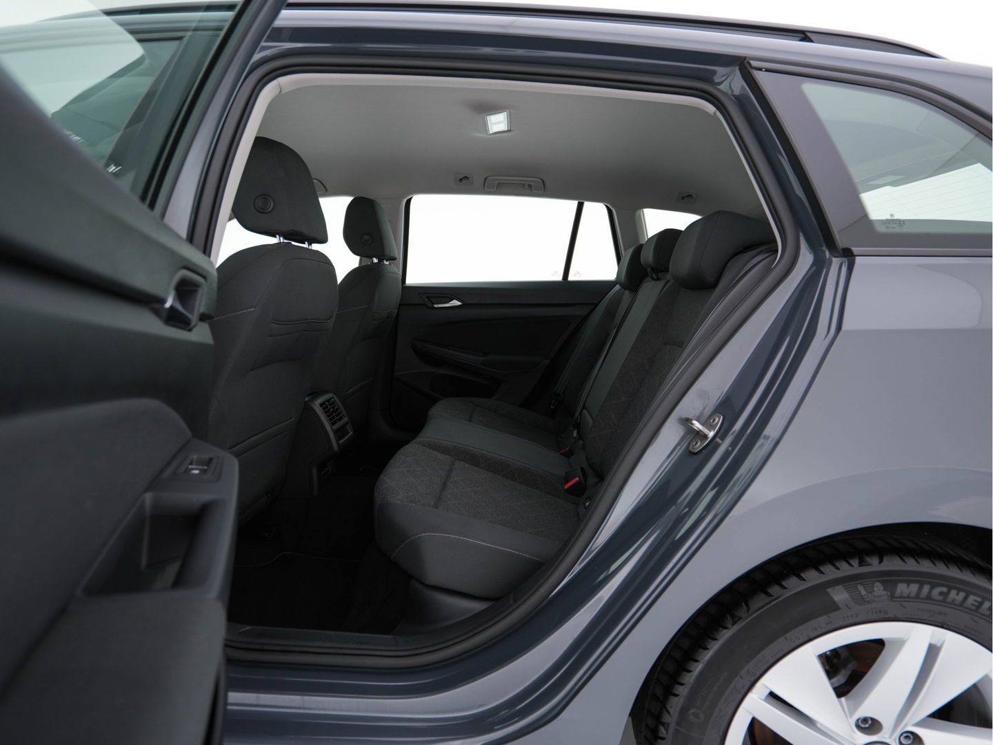 Volkswagen Golf Variant 2.0 TDI Life Business (INCL-BTW)  *FULL-LED | DIGI-COCKPIT | NAVI-FULLMAP | HEATED-COMFORTSEATS | KEYLESS | DAB+ | CARPLAY | ECC | AMBIENT-LIGHT | PDC | 16''ALU*