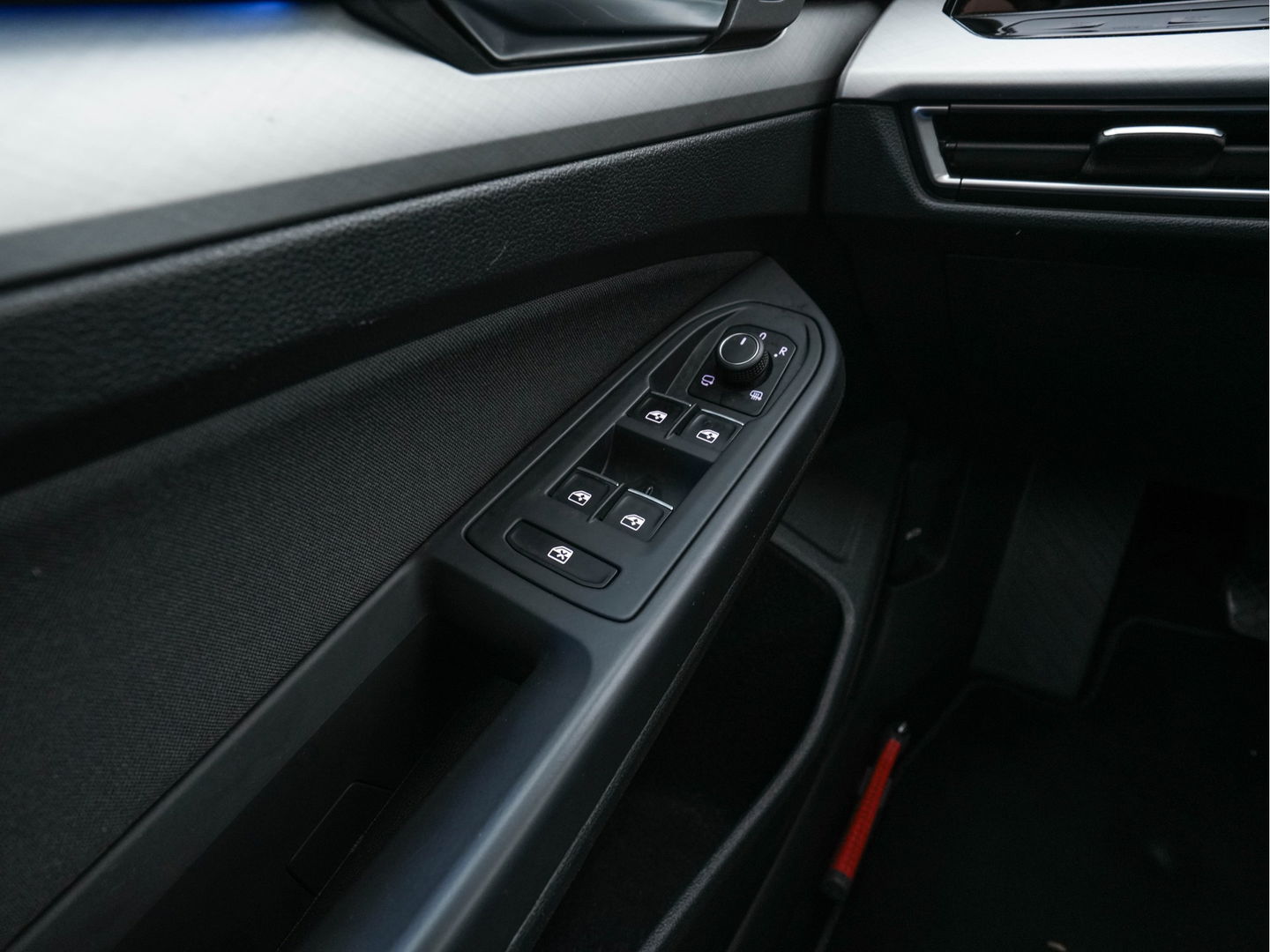 Volkswagen GOLF Variant 2.0 TDI Life Business (INCL-BTW)  *FULL-LED | DIGI-COCKPIT | NAVI-FULLMAP | HEATED-COMFORTSEATS | KEYLESS | DAB+ | CARPLAY | ECC | AMBIENT-LIGHT | PDC | 16''ALU*