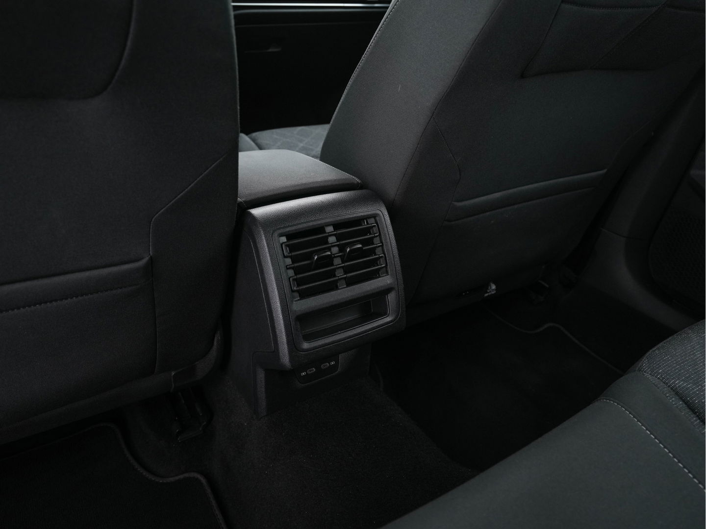 Volkswagen Golf Variant 2.0 TDI Life Business (INCL-BTW)  *FULL-LED | DIGI-COCKPIT | NAVI-FULLMAP | HEATED-COMFORTSEATS | KEYLESS | DAB+ | CARPLAY | ECC | AMBIENT-LIGHT | PDC | 16''ALU*