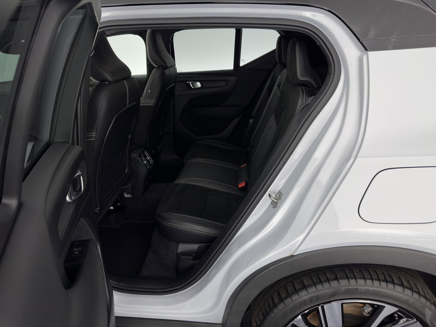 Volvo XC40 Recharge P8 AWD R-Design [ 3-Fase ] {SOH-89%} (INCL-BTW) *PANO | LEATHER-MICROFIBRE | DIGI-COCKPIT | FULL-LED | NAVI-FULLMAP | ECC | CARPLAY | PDC | KEYLESS | HEATED-SPORTSEATS | BLIS | PRIVACY-GLASS | 20"ALU*