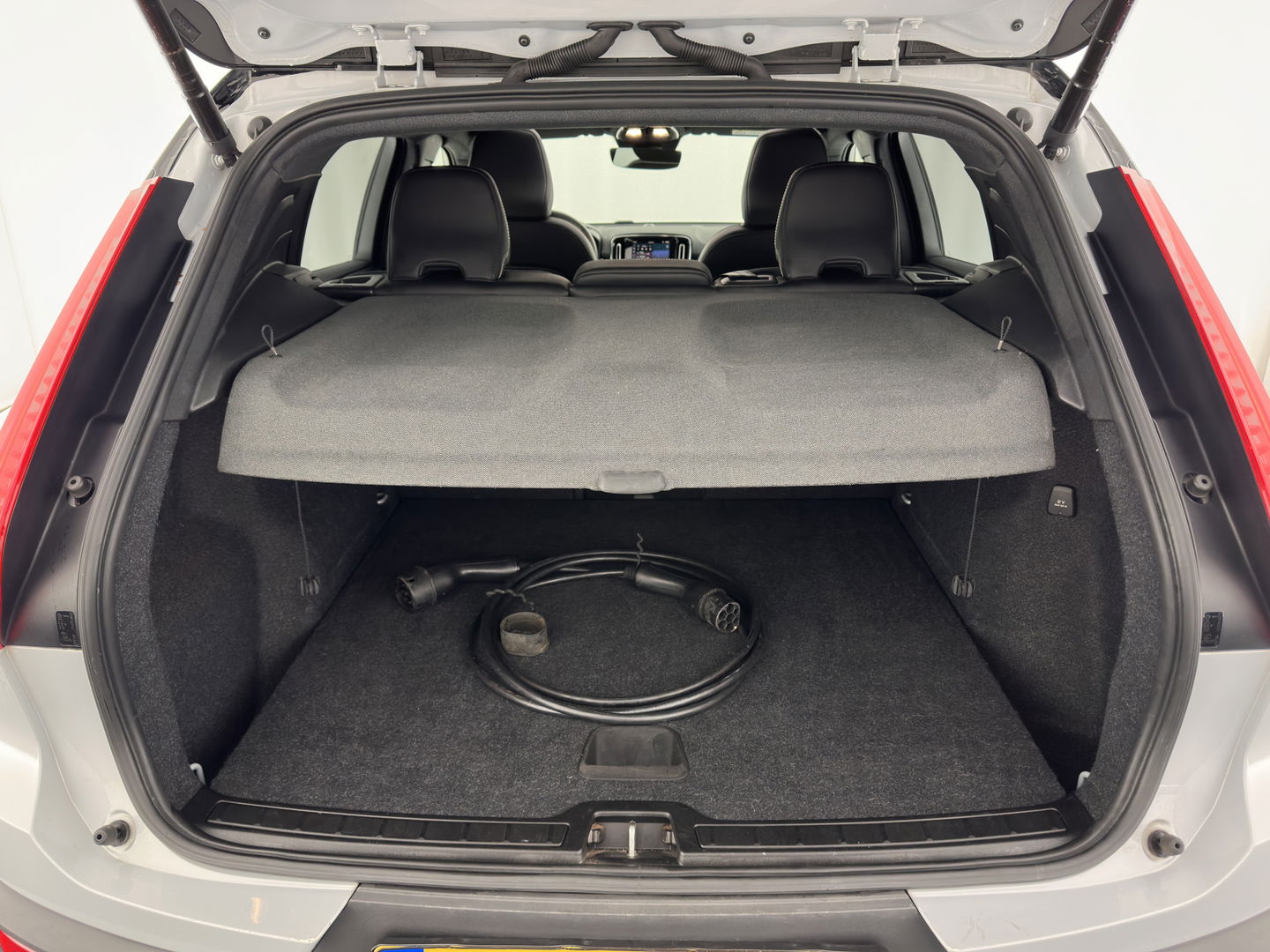 Volvo XC40 Recharge P8 AWD R-Design [ 3-Fase ] {SOH-89%} (INCL-BTW) *PANO | LEATHER-MICROFIBRE | DIGI-COCKPIT | FULL-LED | NAVI-FULLMAP | ECC | CARPLAY | PDC | KEYLESS | HEATED-SPORTSEATS | BLIS | PRIVACY-GLASS | 20"ALU*
