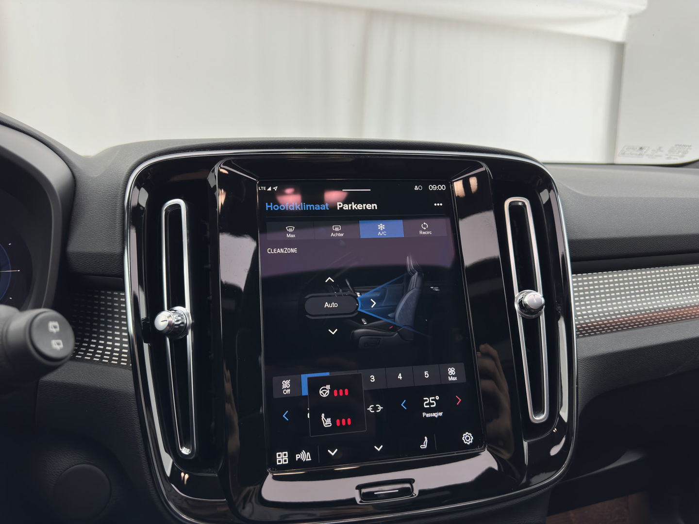 Volvo XC40 Recharge P8 AWD R-Design {SOH-89%} [ 3-Fase ] (INCL-BTW) *PANO | LEATHER-MICROFIBRE | DIGI-COCKPIT | FULL-LED | NAVI-FULLMAP | ECC | PDC | KEYLESS | HEATED-SPORTSEATS | BLIS | 20"ALU*