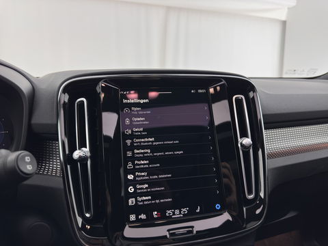 Volvo XC40 Recharge P8 AWD R-Design {SOH-89%} [ 3-Fase ] (INCL-BTW) *PANO | LEATHER-MICROFIBRE | DIGI-COCKPIT | FULL-LED | NAVI-FULLMAP | ECC | PDC | KEYLESS | HEATED-SPORTSEATS | BLIS | 20"ALU*
