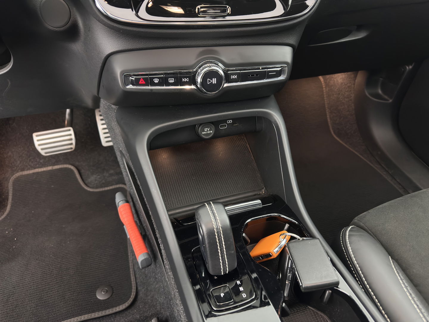 Volvo XC40 Recharge P8 AWD R-Design [ 3-Fase ] {SOH-89%} (INCL-BTW) *PANO | LEATHER-MICROFIBRE | DIGI-COCKPIT | FULL-LED | NAVI-FULLMAP | ECC | CARPLAY | PDC | KEYLESS | HEATED-SPORTSEATS | BLIS | PRIVACY-GLASS | 20"ALU*