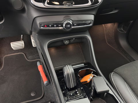 Volvo XC40 Recharge P8 AWD R-Design {SOH-89%} [ 3-Fase ] (INCL-BTW) *PANO | LEATHER-MICROFIBRE | DIGI-COCKPIT | FULL-LED | NAVI-FULLMAP | ECC | PDC | KEYLESS | HEATED-SPORTSEATS | BLIS | 20"ALU*