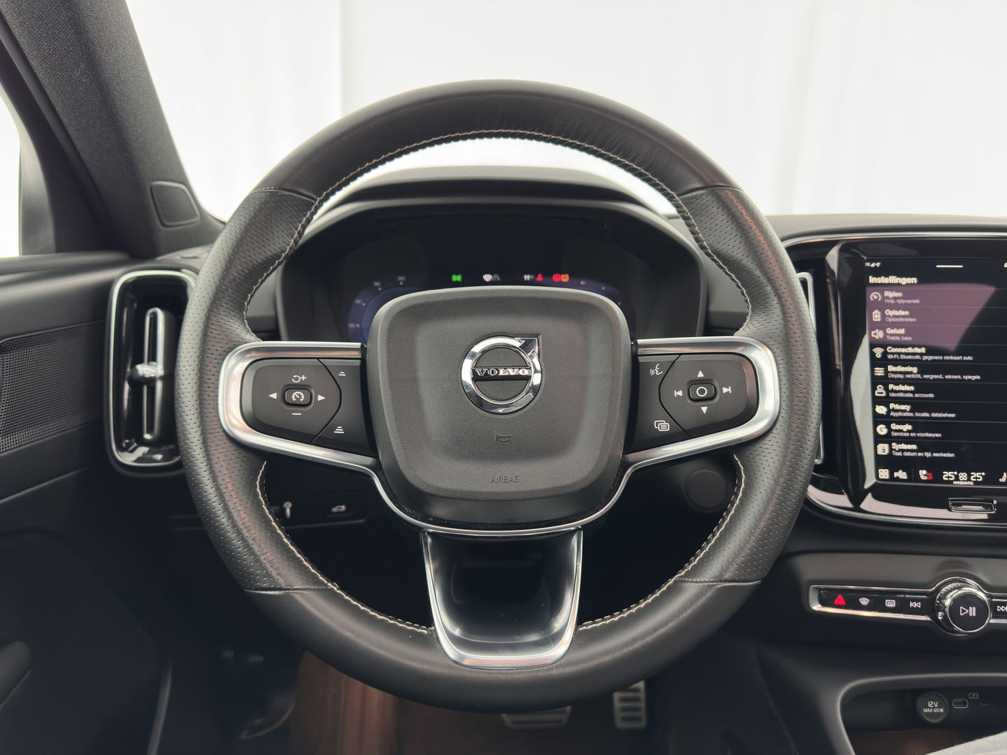 Volvo XC40 Recharge P8 AWD R-Design [ 3-Fase ] {SOH-89%} (INCL-BTW) *PANO | LEATHER-MICROFIBRE | DIGI-COCKPIT | FULL-LED | NAVI-FULLMAP | ECC | CARPLAY | PDC | KEYLESS | HEATED-SPORTSEATS | BLIS | PRIVACY-GLASS | 20"ALU*