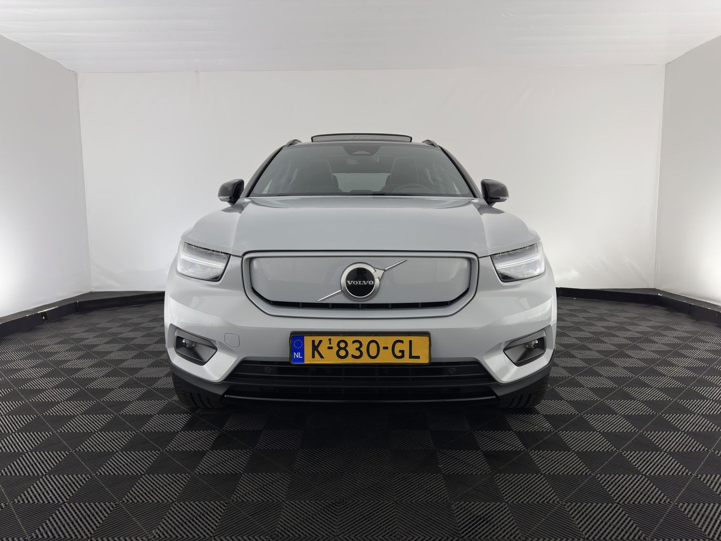 Volvo XC40 Recharge P8 AWD R-Design [ 3-Fase ] {SOH-89%} (INCL-BTW) *PANO | LEATHER-MICROFIBRE | DIGI-COCKPIT | FULL-LED | NAVI-FULLMAP | ECC | CARPLAY | PDC | KEYLESS | HEATED-SPORTSEATS | BLIS | PRIVACY-GLASS | 20"ALU*