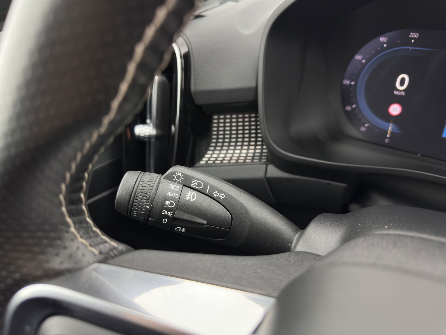 Volvo XC40 Recharge P8 AWD R-Design {SOH-89%} [ 3-Fase ] (INCL-BTW) *PANO | LEATHER-MICROFIBRE | DIGI-COCKPIT | FULL-LED | NAVI-FULLMAP | ECC | PDC | KEYLESS | HEATED-SPORTSEATS | BLIS | 20"ALU*