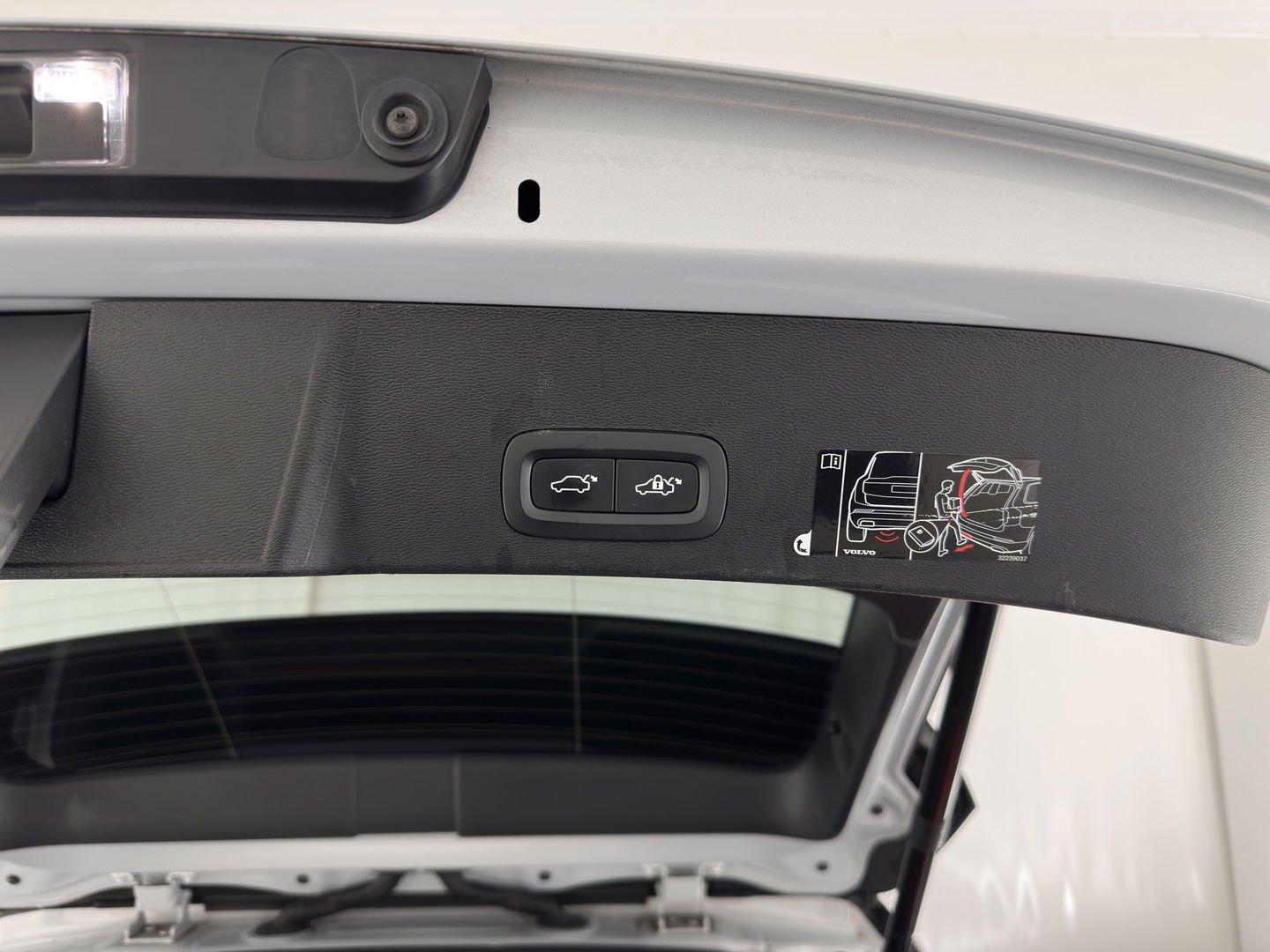 Volvo XC40 Recharge P8 AWD R-Design [ 3-Fase ] {SOH-89%} (INCL-BTW) *PANO | LEATHER-MICROFIBRE | DIGI-COCKPIT | FULL-LED | NAVI-FULLMAP | ECC | CARPLAY | PDC | KEYLESS | HEATED-SPORTSEATS | BLIS | PRIVACY-GLASS | 20"ALU*