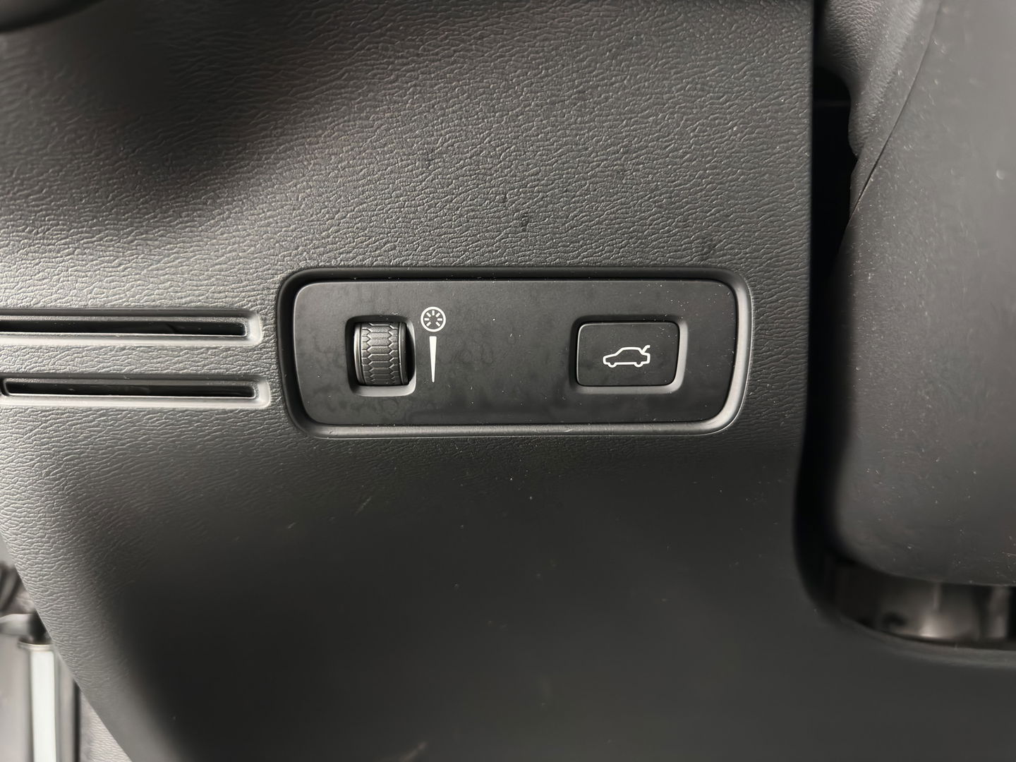 Volvo XC40 Recharge P8 AWD R-Design [ 3-Fase ] {SOH-89%} (INCL-BTW) *PANO | LEATHER-MICROFIBRE | DIGI-COCKPIT | FULL-LED | NAVI-FULLMAP | ECC | CARPLAY | PDC | KEYLESS | HEATED-SPORTSEATS | BLIS | PRIVACY-GLASS | 20"ALU*