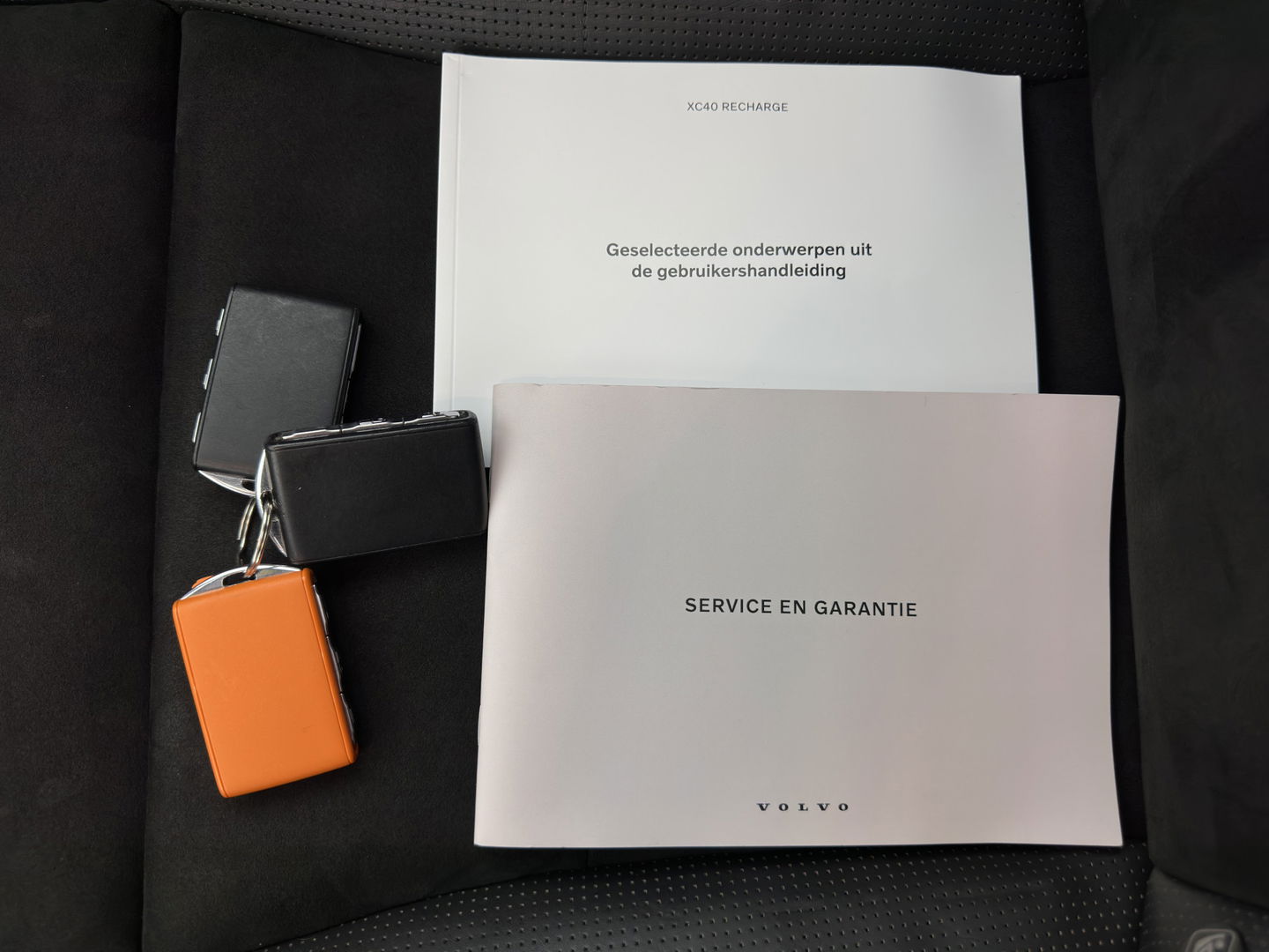 Volvo XC40 Recharge P8 AWD R-Design {SOH-89%} [ 3-Fase ] (INCL-BTW) *PANO | LEATHER-MICROFIBRE | DIGI-COCKPIT | FULL-LED | NAVI-FULLMAP | ECC | PDC | KEYLESS | HEATED-SPORTSEATS | BLIS | 20"ALU*