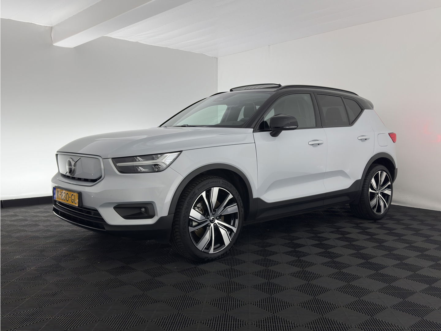 Volvo XC40 Recharge P8 AWD R-Design {SOH-89%} [ 3-Fase ] (INCL-BTW) *PANO | LEATHER-MICROFIBRE | DIGI-COCKPIT | FULL-LED | NAVI-FULLMAP | ECC | PDC | KEYLESS | HEATED-SPORTSEATS | BLIS | 20"ALU*
