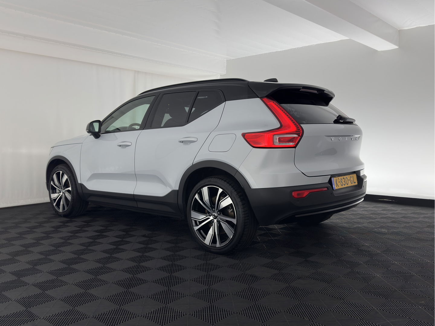 Volvo XC40 Recharge P8 AWD R-Design {SOH-89%} [ 3-Fase ] (INCL-BTW) *PANO | LEATHER-MICROFIBRE | DIGI-COCKPIT | FULL-LED | NAVI-FULLMAP | ECC | PDC | KEYLESS | HEATED-SPORTSEATS | BLIS | 20"ALU*