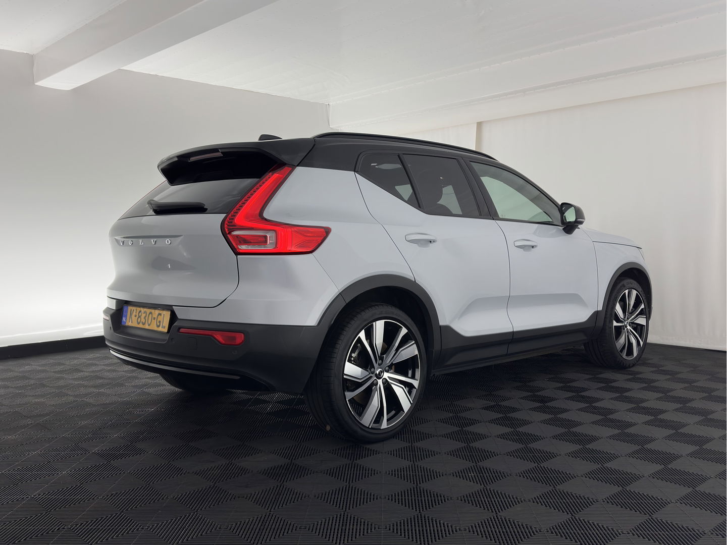 Volvo XC40 Recharge P8 AWD R-Design [ 3-Fase ] {SOH-89%} (INCL-BTW) *PANO | LEATHER-MICROFIBRE | DIGI-COCKPIT | FULL-LED | NAVI-FULLMAP | ECC | CARPLAY | PDC | KEYLESS | HEATED-SPORTSEATS | BLIS | PRIVACY-GLASS | 20"ALU*
