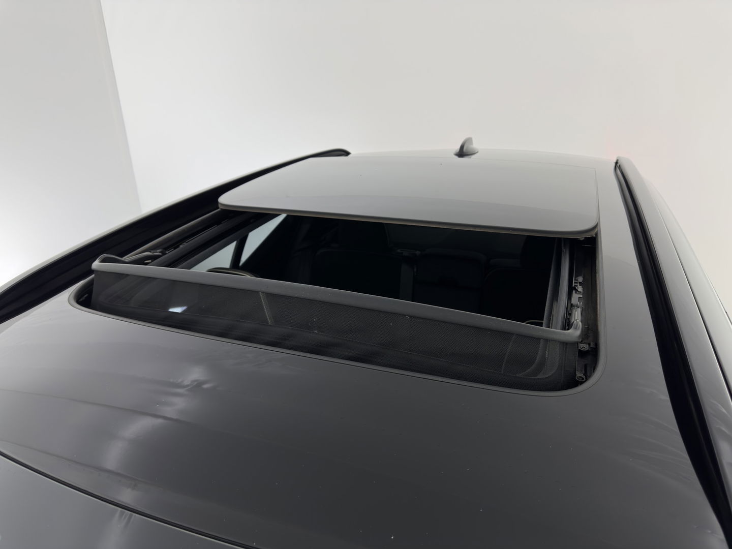 Volvo XC40 Recharge P8 AWD R-Design {SOH-89%} [ 3-Fase ] (INCL-BTW) *PANO | LEATHER-MICROFIBRE | DIGI-COCKPIT | FULL-LED | NAVI-FULLMAP | ECC | PDC | KEYLESS | HEATED-SPORTSEATS | BLIS | 20"ALU*