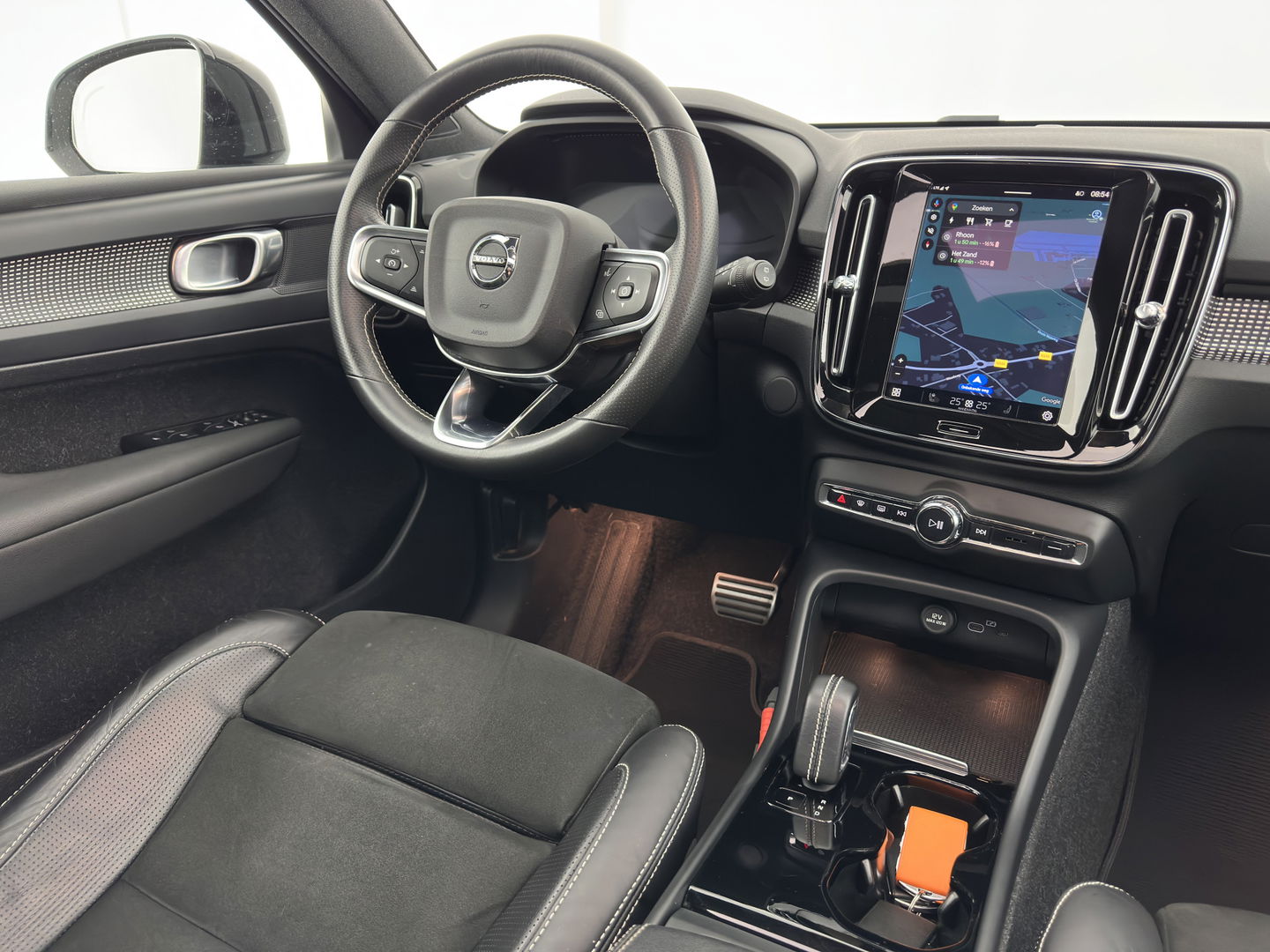 Volvo XC40 Recharge P8 AWD R-Design {SOH-89%} [ 3-Fase ] (INCL-BTW) *PANO | LEATHER-MICROFIBRE | DIGI-COCKPIT | FULL-LED | NAVI-FULLMAP | ECC | PDC | KEYLESS | HEATED-SPORTSEATS | BLIS | 20"ALU*