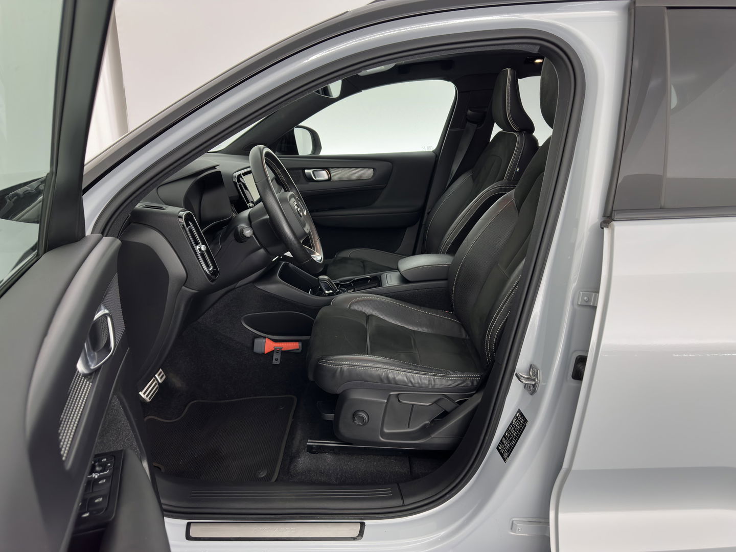 Volvo XC40 Recharge P8 AWD R-Design {SOH-89%} [ 3-Fase ] (INCL-BTW) *PANO | LEATHER-MICROFIBRE | DIGI-COCKPIT | FULL-LED | NAVI-FULLMAP | ECC | PDC | KEYLESS | HEATED-SPORTSEATS | BLIS | 20"ALU*