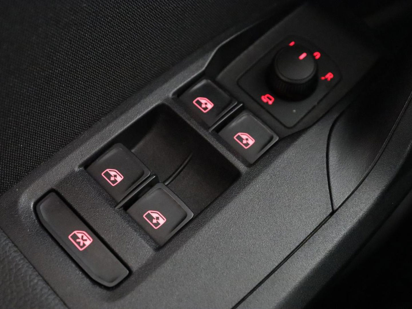 SEAT Arona 1.0 TSI FR Launch | 1e eigenaar | Stoelverwarming | Adaptive cruise | Full LED | Beats Audio | Trekhaak | DAB | Carplay | Camera | Navigatie | Park Assist | Climate control