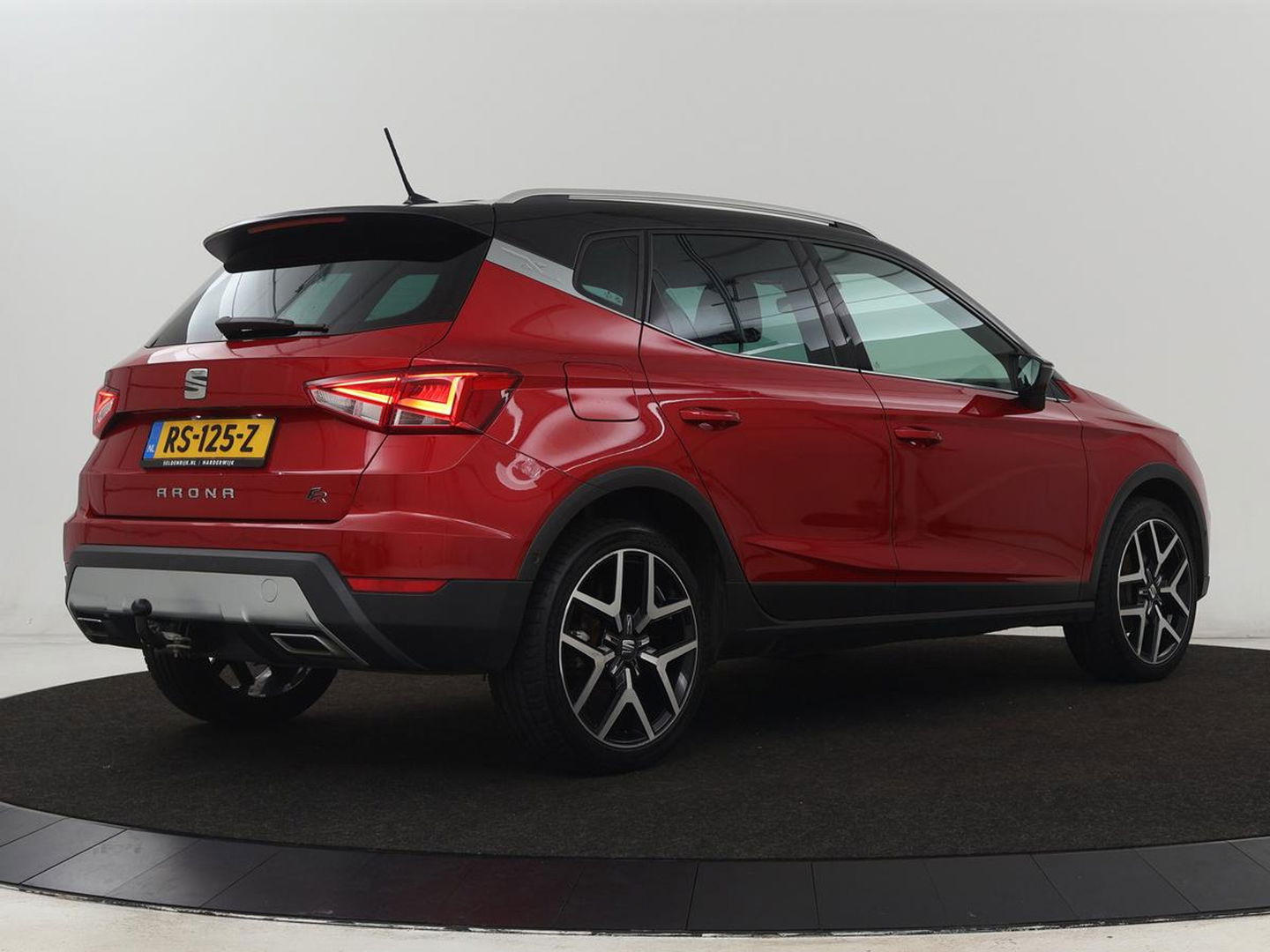 SEAT Arona 1.0 TSI FR Launch | 1e eigenaar | Stoelverwarming | Adaptive cruise | Full LED | Beats Audio | Trekhaak | DAB | Carplay | Camera | Navigatie | Park Assist | Climate control