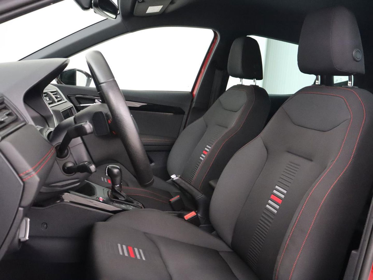 SEAT Arona 1.0 TSI FR Launch | 1e eigenaar | Stoelverwarming | Adaptive cruise | Full LED | Beats Audio | Trekhaak | DAB | Carplay | Camera | Navigatie | Park Assist | Climate control