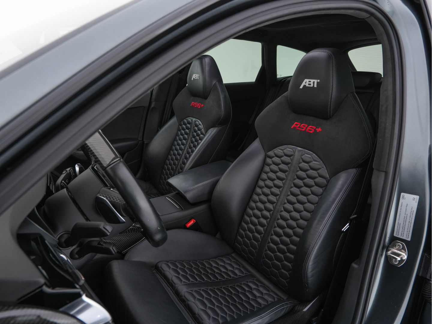 Audi RS6 4.0 TFSI RS6+ ABT 1/50 Aut. *1-OWNER | CERAMIC-BRAKES | PANO | HEAD-UP | RS-SEATS | LUXURY-LEATHER | MATRIX-LED | ADAPTIVE-CRUISE | BLIND-SPOT | BOSE-SOUND | MEMORY-PACK | TOP-VIEW | KEYLESS | NAVI-FULLMAP | DAB+ |