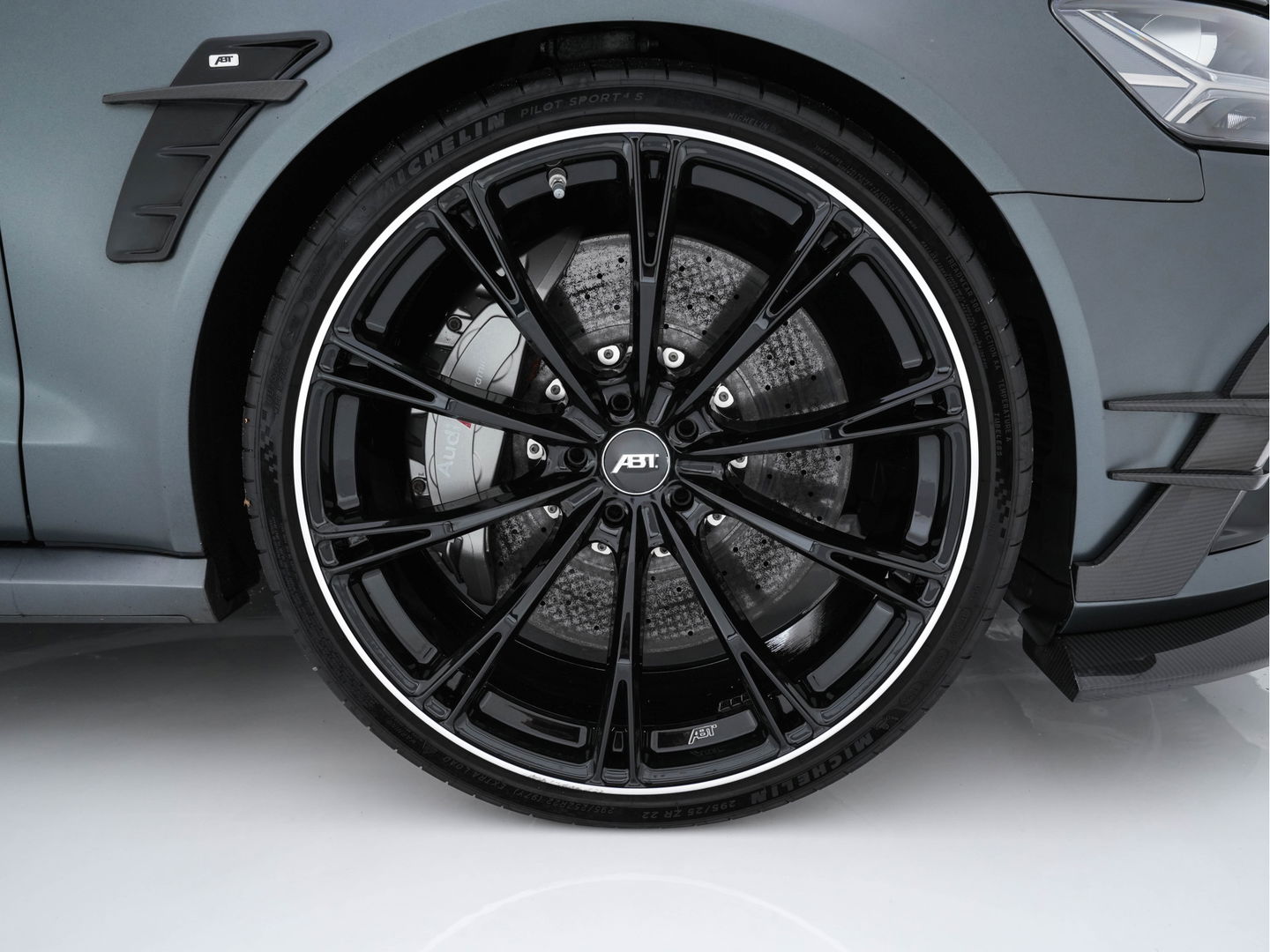 Audi RS6 4.0 TFSI RS6+ ABT 1/50 Aut. *1-OWNER | CERAMIC-BRAKES | PANO | HEAD-UP | RS-SEATS | LUXURY-LEATHER | MATRIX-LED | ADAPTIVE-CRUISE | BLIND-SPOT | BOSE-SOUND | MEMORY-PACK | TOP-VIEW | KEYLESS | NAVI-FULLMAP | DAB+ |